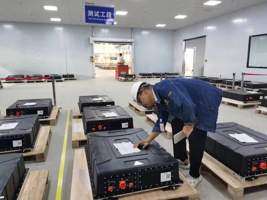 新能電網(wǎng)服務(wù)公司首批新能源電池預(yù)制艙監(jiān)造發(fā)運圓滿成功